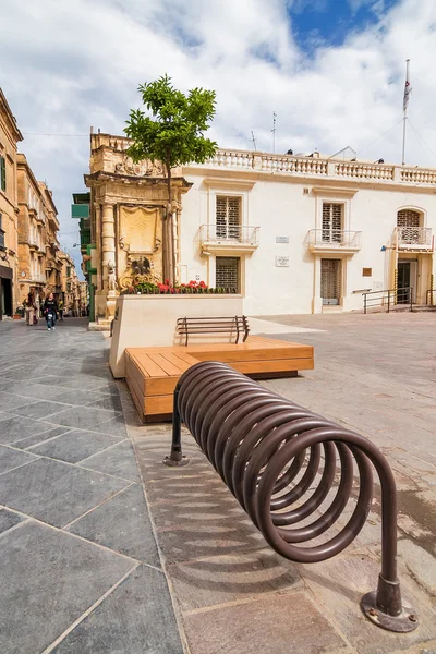 Creatieve bankje in Saint George Square op de ochtend. — Stockfoto