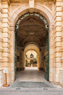 Saint George Square Kral sarayının yol.