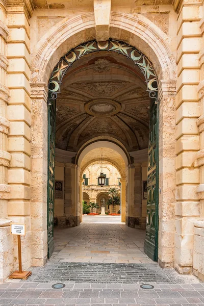 Saint George Square Kral sarayının yol.