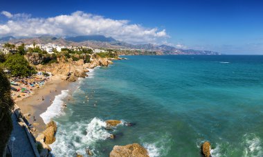 Panoramik Akdeniz görünümünden Europe terrassa Nerja, Malaga Eyaleti, İspanya.