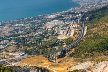 Calamorro dağın tepesinden Costa del Sol güneşli görünümü.