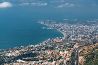 Calamorro dağın tepesinden Costa del Sol güneşli görünümü.