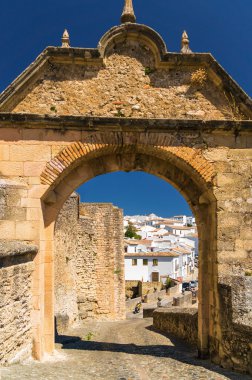 Ronda, İspanya Malaga Eyaleti, Felipe V Arch ile şehrin güneşli görünümü.