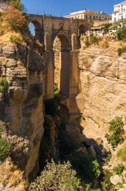 Puente Nuevo ve Binalar El Tajo Gorge Ronda, İspanya Malaga eyaleti içinde cliffside üzerinde.
