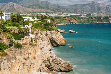 Güneşli Akdeniz görünümünden Nerja, Andalusia Eyaleti, İspanya Avrupa'nın balkonda bakış.
