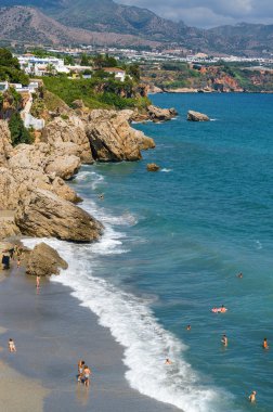 Güneşli Akdeniz görünümünden Nerja, Andalusia Eyaleti, İspanya Avrupa'nın balkonda bakış.