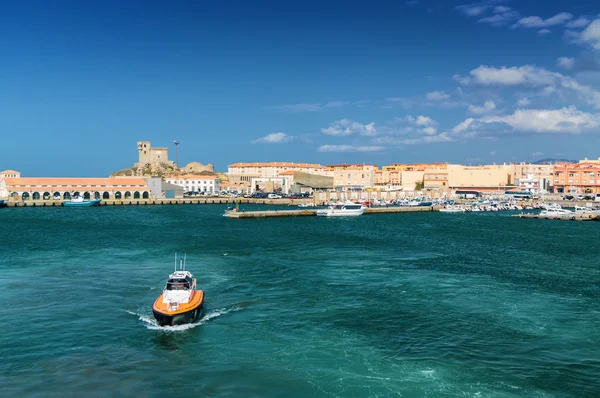 Hajó a háttérben a vám-kikötő, Andalúzia tartomány, Spanyolország. — Stock Fotó