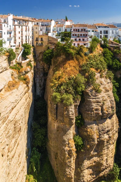 Edificios en la ladera del barranco del Tajo en Ronda, provincia de Málaga, España . — Foto de Stock