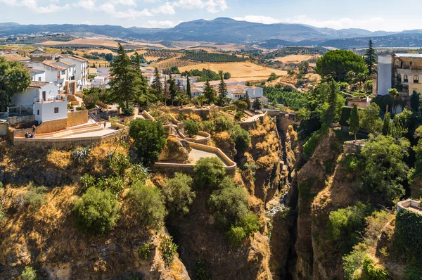 Edificios en la ladera del barranco del Tajo en Ronda, provincia de Málaga, España . —  Fotos de Stock
