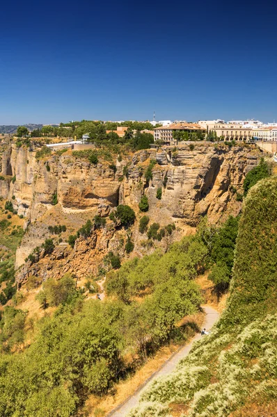 Edificios en la ladera del barranco del Tajo en Ronda, provincia de Málaga, España . — Foto de Stock