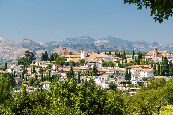 Vista soleggiata di Granada dal punto di vista del giardino di Generalife, provincia di Andalusia, Spagna . — Foto Stock