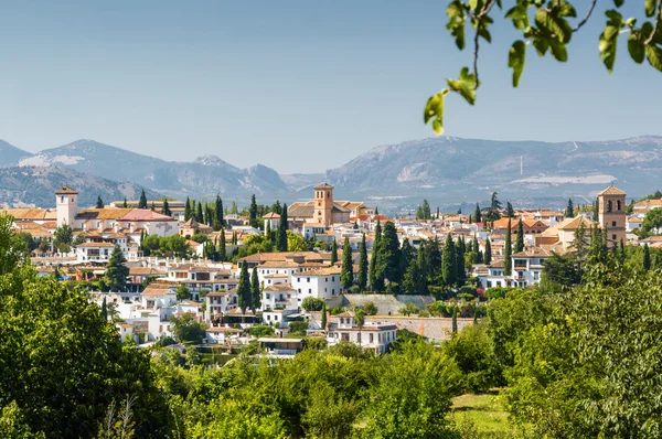 Vista ensolarada de Granada do ponto de vista do jardim de Generalife, província de Andaluzia, Espanha . — Fotografia de Stock