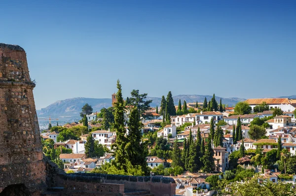 Vista soleada de Granada desde el mirador del jardín del Generalife, provincia de Andalucía, España . —  Fotos de Stock