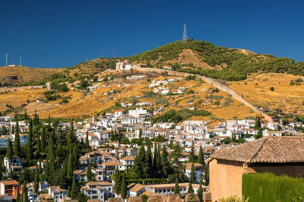 Vista soleada de Granada desde el mirador del jardín del Generalife, provincia de Andalucía, España . —  Fotos de Stock