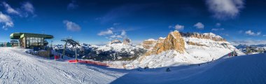 Güzel Dolomit Alps - Canazei Val di Fassa yakınındaki Belvedere Vadisinin güneşli görünümü.