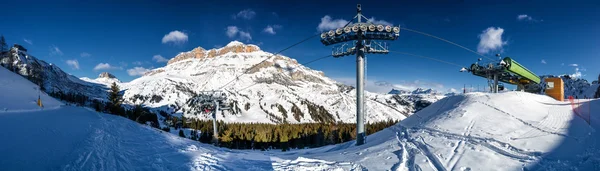 Die beeindruckenden dolomiten - blick auf einen der skilifte in der nähe von arabba in val di fassa, italien. — Stockfoto