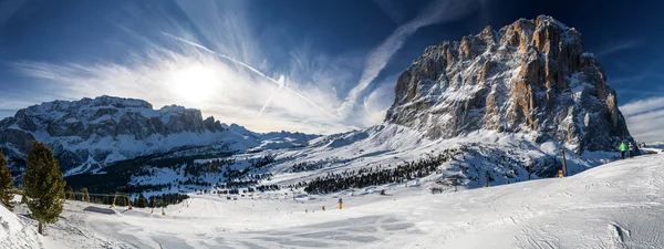 Les Alpes de Dolomite scintillantes - vue ensoleillée sur la vallée de Chiampinoi . — Photo