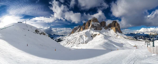 Fantasticdolomite Alps - teleferik Col Rodela, vadiden güneşli görünümünü. — Stok fotoğraf