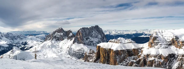 Beyaz atlı Dolomit Alps - Dolomites görünümünü Passo Pordoi bakış açısından. — Stok fotoğraf