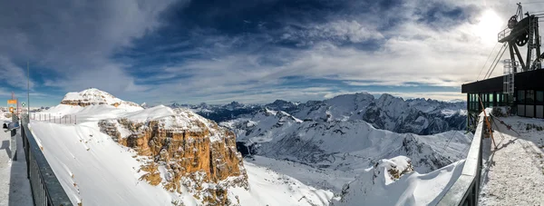 Die atemberaubenden Dolomiten - sonniger Blick auf die Dolomiten vom Aussichtspunkt Passo Pordoi. — Stockfoto