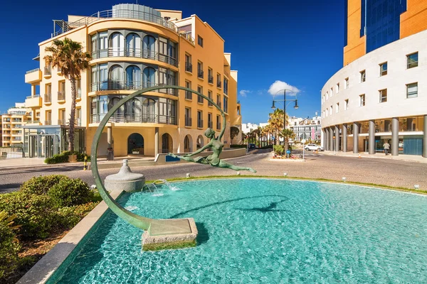 Estatua de la bailarina y la piscina en San Julien, Malta . — Foto de Stock