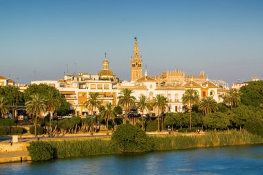 Gün batımı Sevilla görünümünden brige Guadalquivir, Andalusia Eyaleti, İspanya üzerinden.