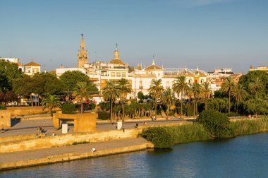 Gün batımı Sevilla görünümünden brige Guadalquivir, Andalusia Eyaleti, İspanya üzerinden.