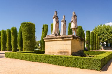 Christopher Columbus önünde Kral Ferdinand ve kraliçesi Isabella Alcazar de Los bahçesinde duran heykeli Reyes Cristianos, Cordoba, Andalusia Eyaleti, İspanya.