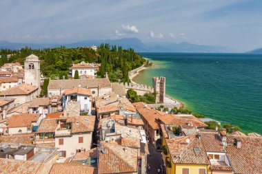 Sirmione güneşli görünümü açısından Rocca di Sirmione, Lombardia bölgesi, İtalya.