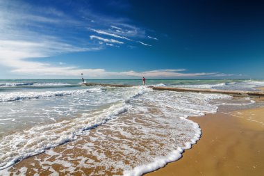 Bir Lido di Jesolo yakınındaki Venedik, Veneto bölgesinde, İtalya sahilde dalgalar.