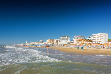 Bir Lido di Jesolo yakınındaki Venedik, Veneto bölgesinde, İtalya sahilde dalgalar.