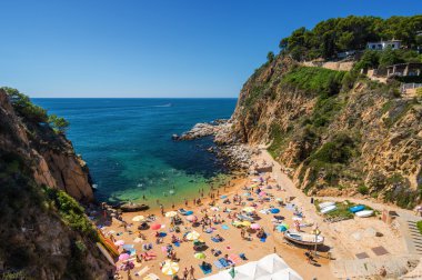 Kayalık Beach: kale Tossa de Mar, Girona Eyaleti, İspanya güneşli görünümü.