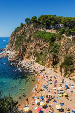 Kayalık Beach: kale Tossa de Mar, Girona Eyaleti, İspanya güneşli görünümü.
