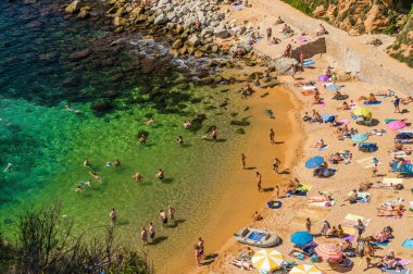 Kayalık Beach: kale Tossa de Mar, Girona Eyaleti, İspanya güneşli görünümü.