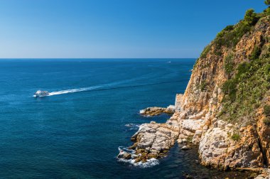 Güneşli Akdeniz görünümünden kale Tossa de Mar, Girona Eyaleti, İspanya.