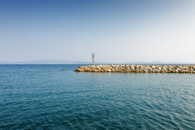 Güneşli görünümü deniz iskelesi ve Akdeniz Nea Fokia, Yunanistan.