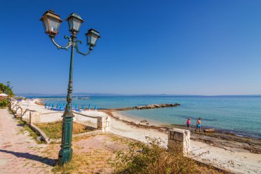 Halkidikya, Yunanistan, Kalithea Köyü güneşli görünümü.