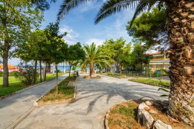 Sunny sokak yolları Akdeniz'de Hanioti village, Halkidikya, Yunanistan için.