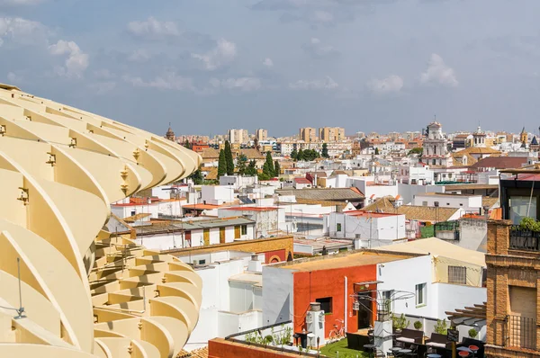 Spanien-Sevilla, 7 september 2013: solig utsikt över Sevilla från utsiktsplats på Metropol Parasol i Plaza Encarnacion i Sevilla, Andalusien provinsen, Spanien. — Stockfoto