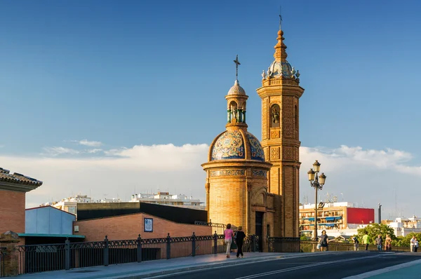 Capilla del Carmen sul ponte di Guadalquivir, Siviglia, provincia di Andalusia, Spagna . — Foto Stock
