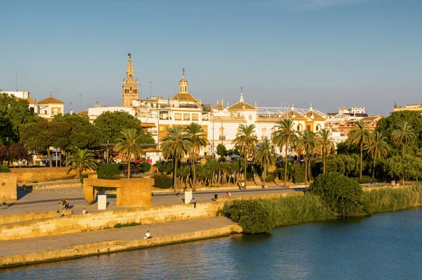 Solnedgången över Sevilla från brige över Guadalquivir, provinsen Andalusien, Spanien. — Stockfoto
