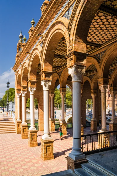 Vista soleada de Colonnade de Plaza de España en Sevilla, provincia de Andalucía, España . — Foto de Stock