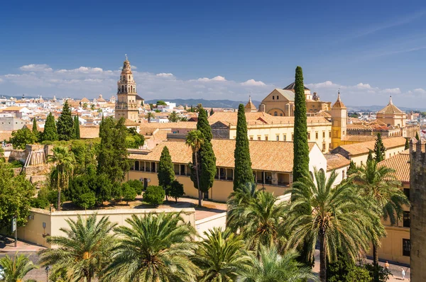 Zonnige weergave van Cordoba vanuit oogpunt van Alcazar, de provincie van Andalusië, Spanje. — Stockfoto