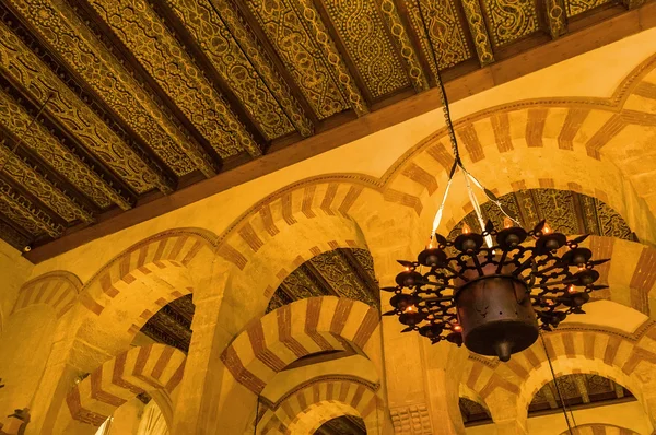 Inside vackra medeltida katedral - Mezquita. Cordoba, provinsen Andalusien, Spanien. — Stockfoto