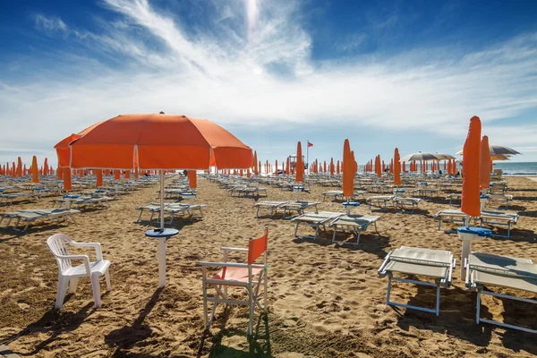 Lido di Jesolo Venedik, Veneto bölgesinde, İtalya yakınındaki Plajda şemsiye.