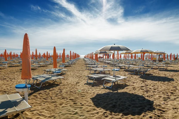Lido di Jesolo Venedik, Veneto bölgesinde, İtalya yakınındaki Plajda şemsiye.