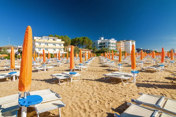 Paraguas en la playa de Lido di Jesolo cerca de Venecia, región del Véneto, Italia . — Foto de Stock