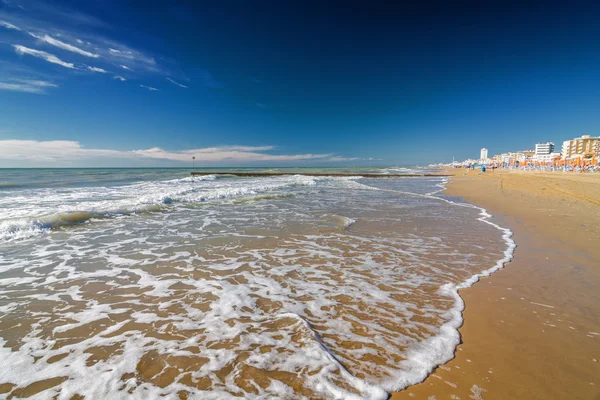 Onde sulla spiaggia di Lido di Jesolo vicino Venezia, regione Veneto, Italia . — Foto Stock