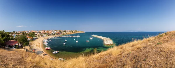 Güneşli Akdeniz görünümünden bakış açısı Halkidikya, Yunanistan, Nea Fokia Köyü.