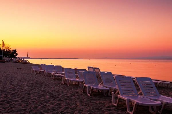 Gün batımı görünümü Akdeniz'de Hanioti village, Halkidikya, Yunanistan.
